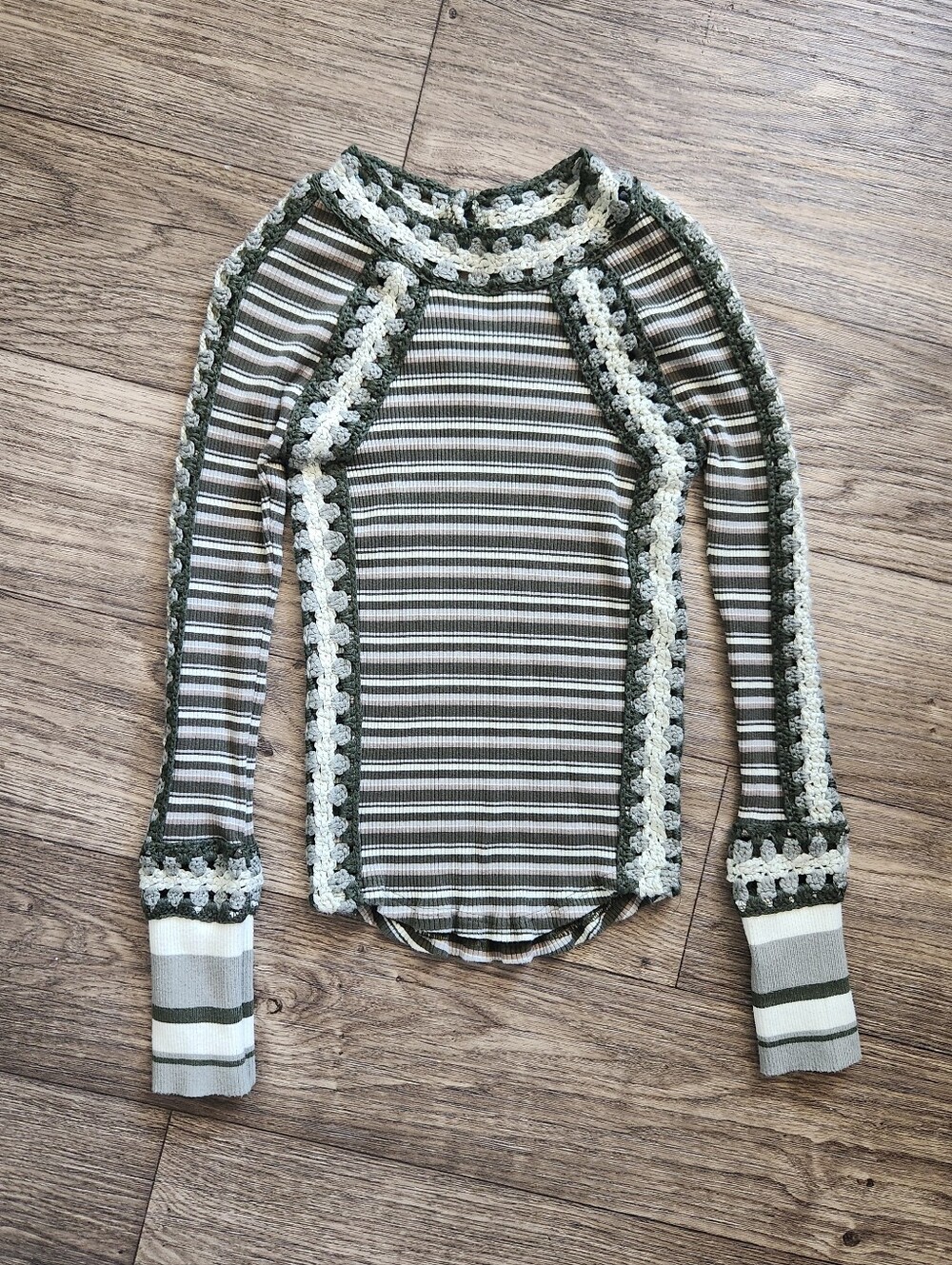 gimmicks by BKE Buckle Crochet Striped Long Sleeved Green White Knit Top Size M